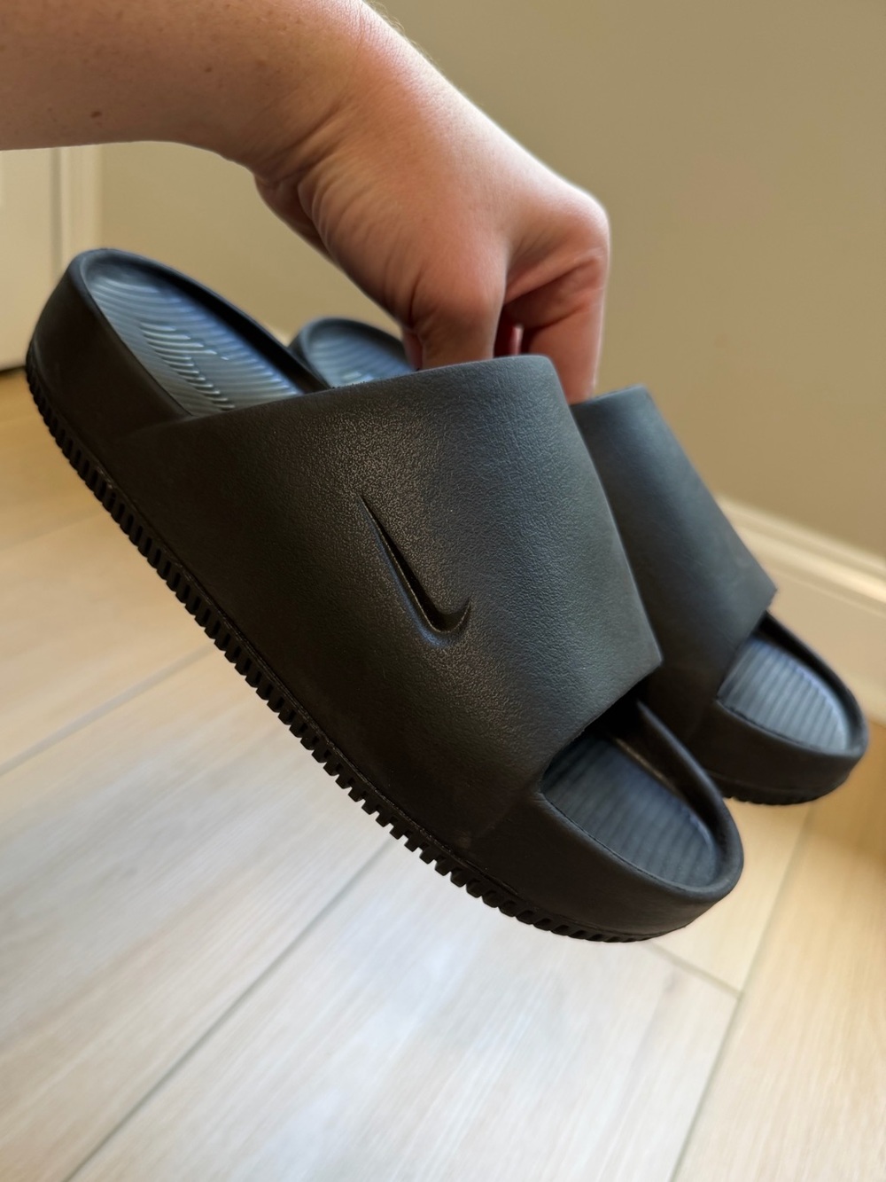 Nike Calm Slides Men’s 6 / Women’s 7